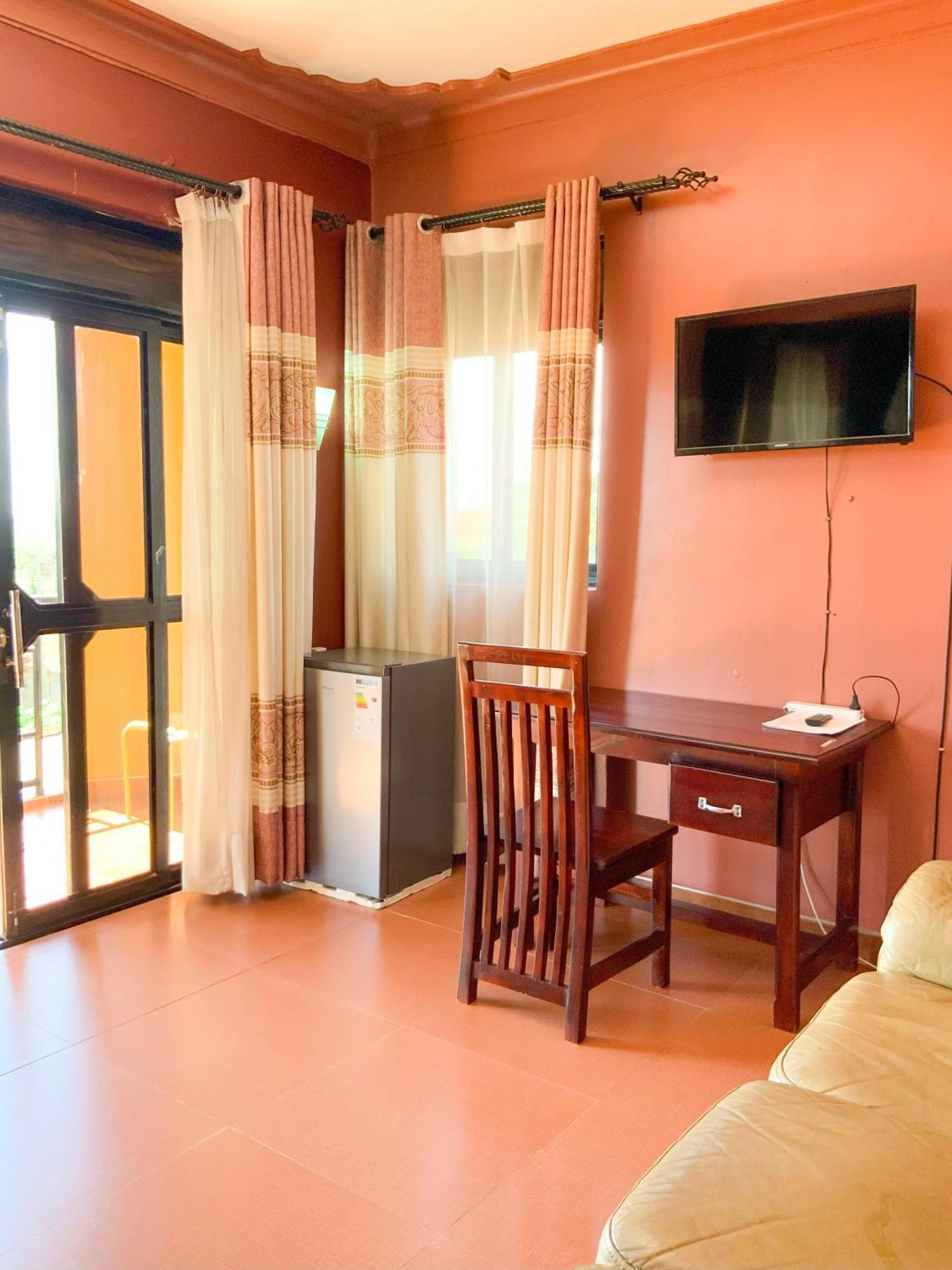 Hendo Hotel Ентебе Екстериор снимка