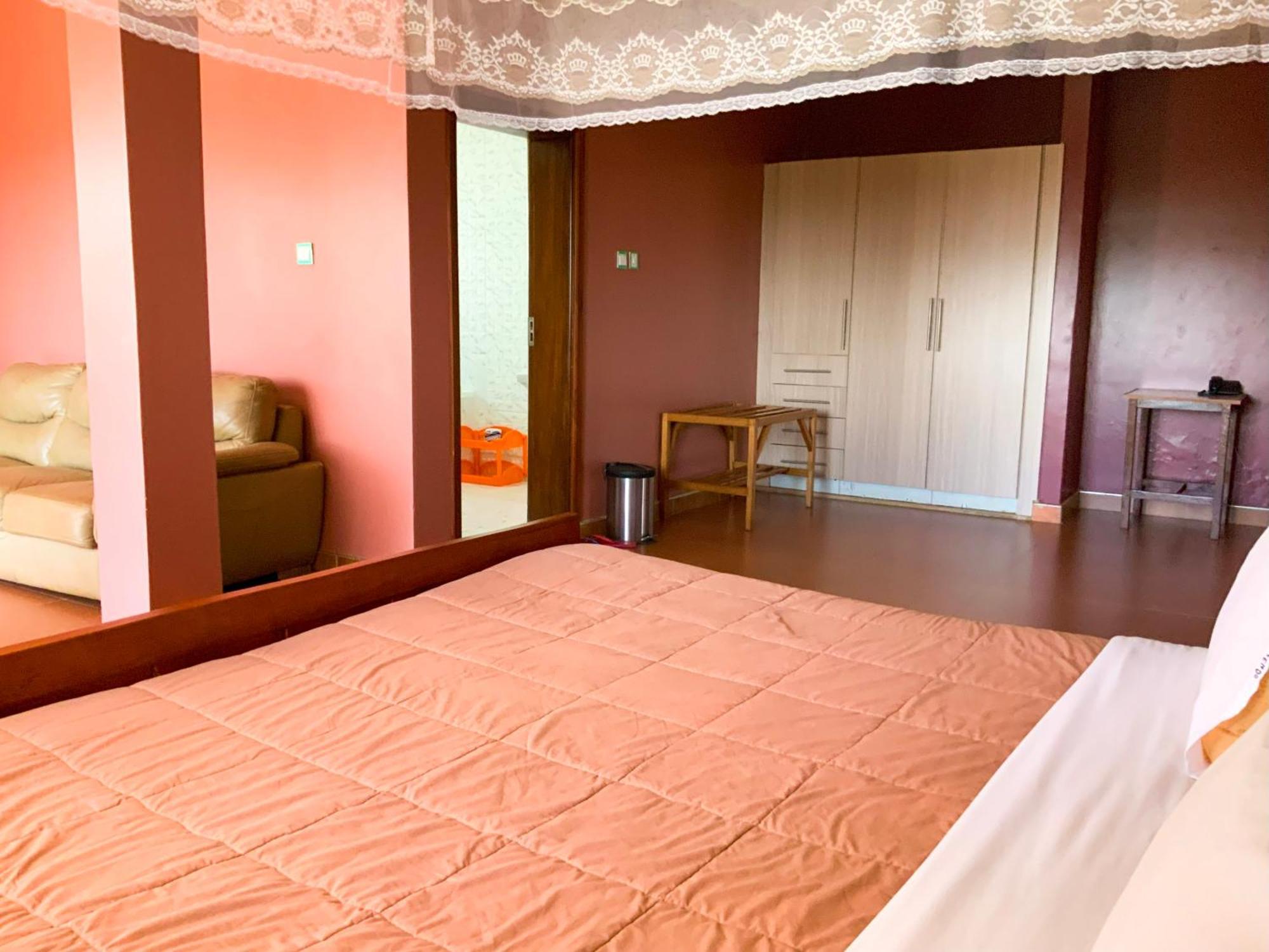 Hendo Hotel Ентебе Екстериор снимка