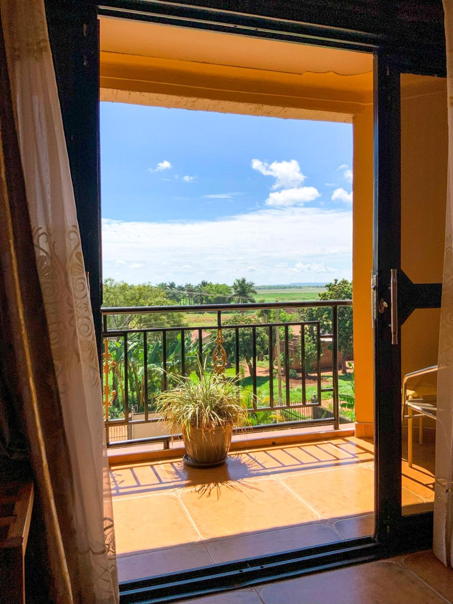 Hendo Hotel Ентебе Екстериор снимка