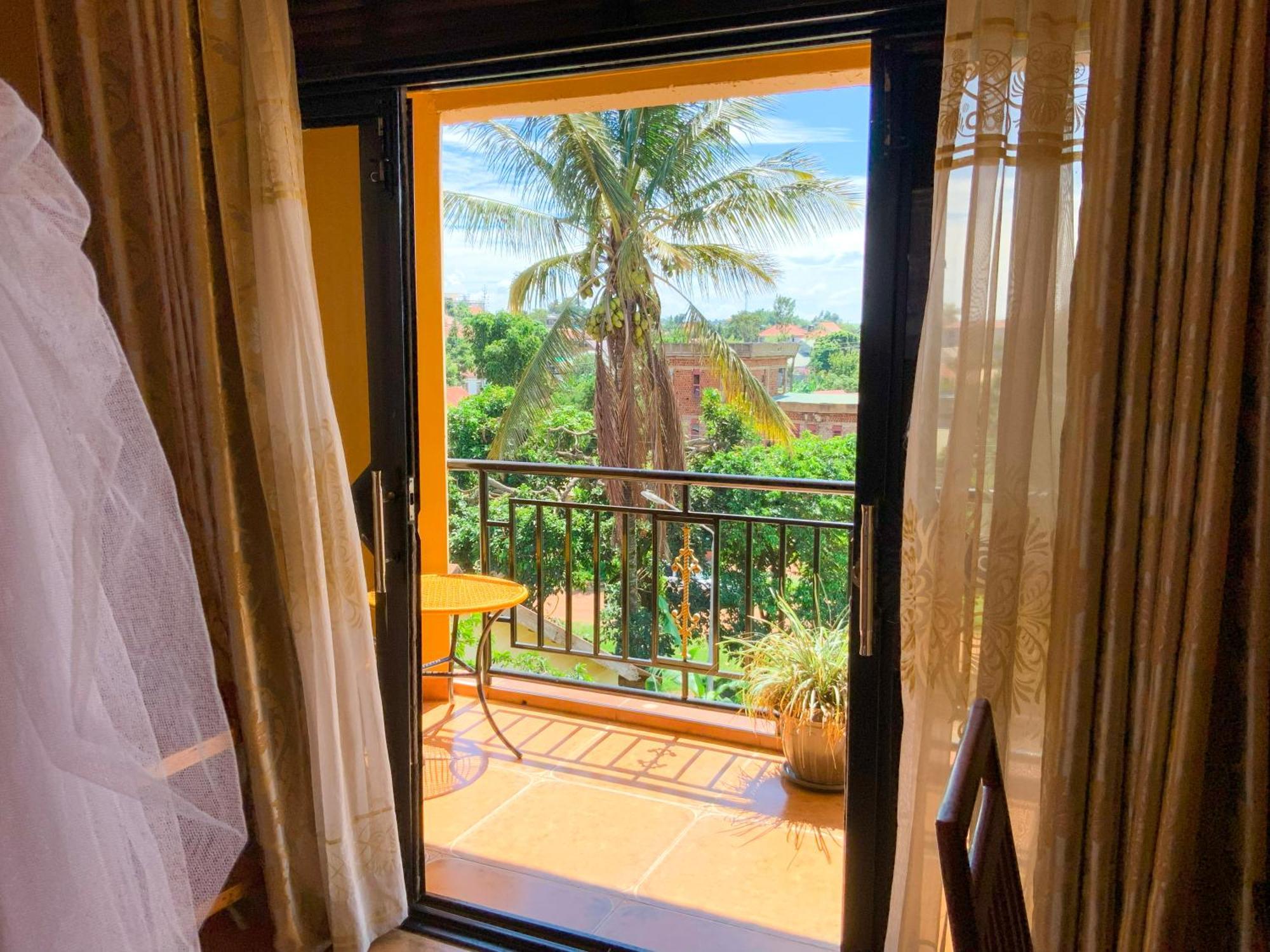Hendo Hotel Ентебе Екстериор снимка