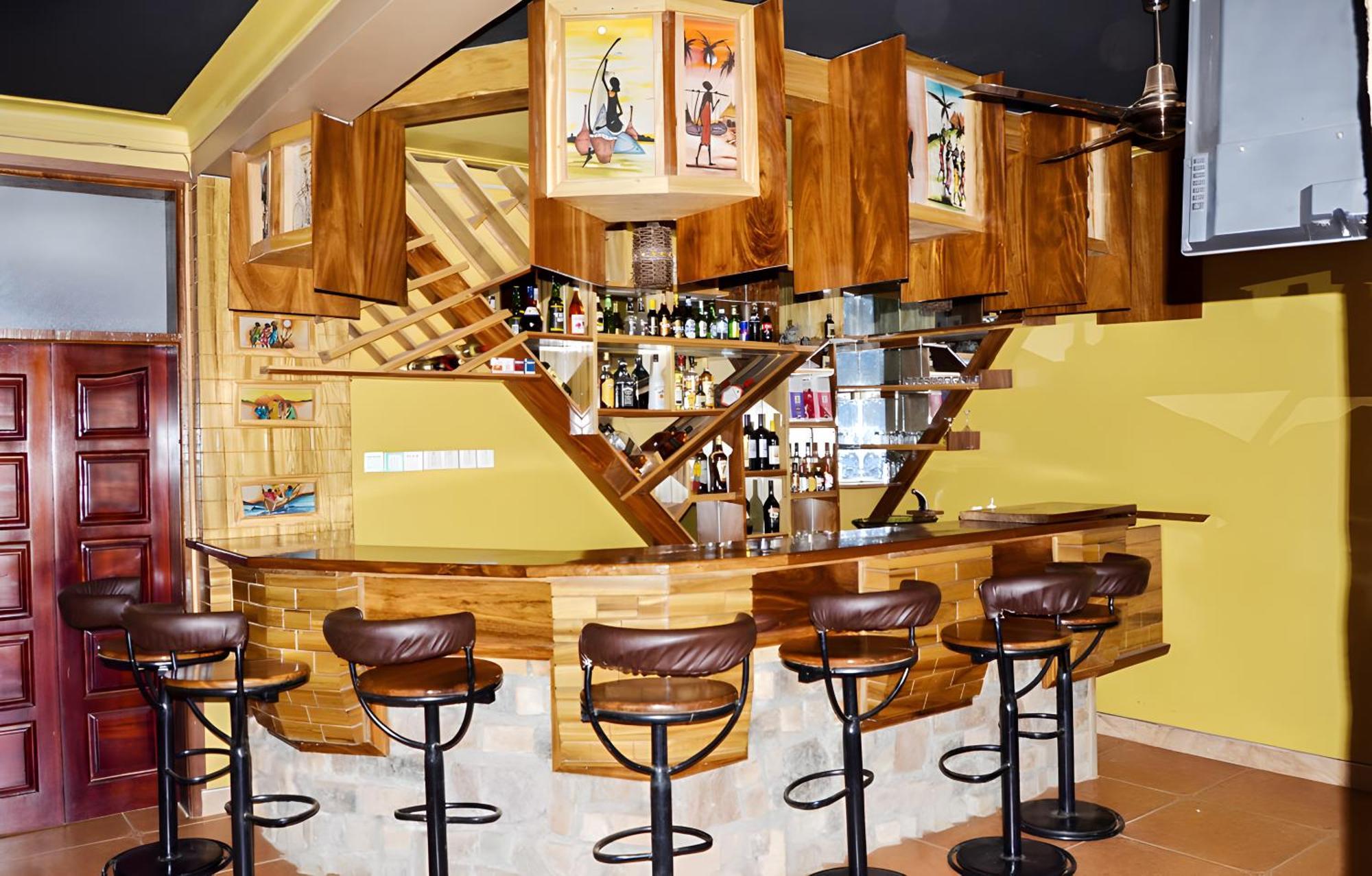 Hendo Hotel Ентебе Екстериор снимка