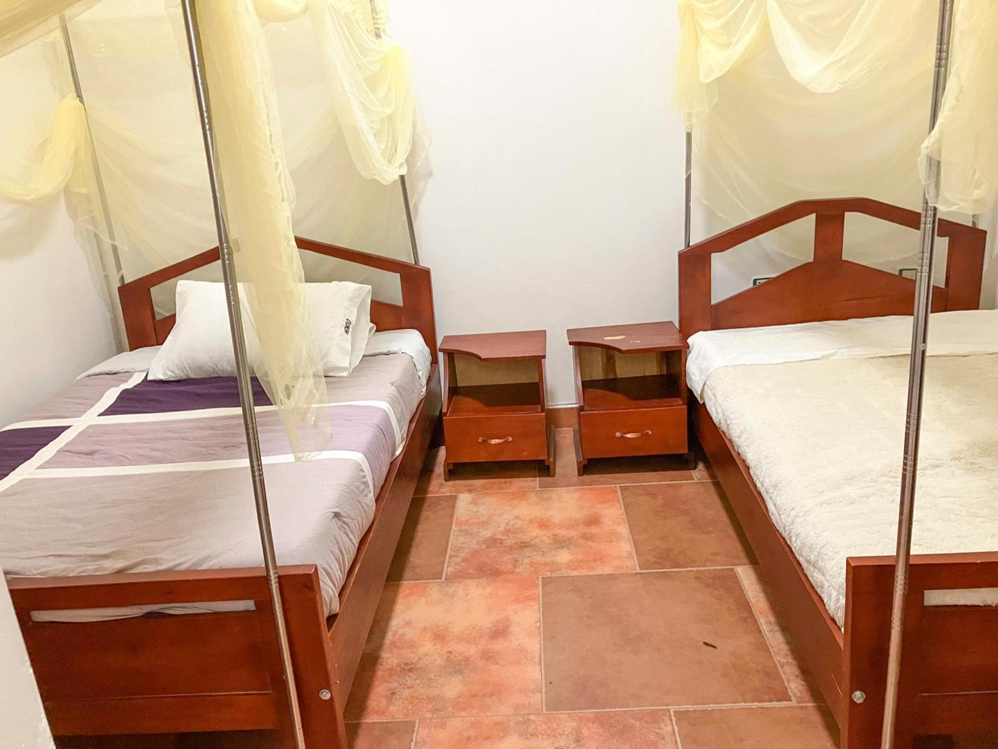Hendo Hotel Ентебе Екстериор снимка